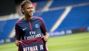 Neymar ganha 375 mil euros para aplaudir os torcedores no fim dos jogos